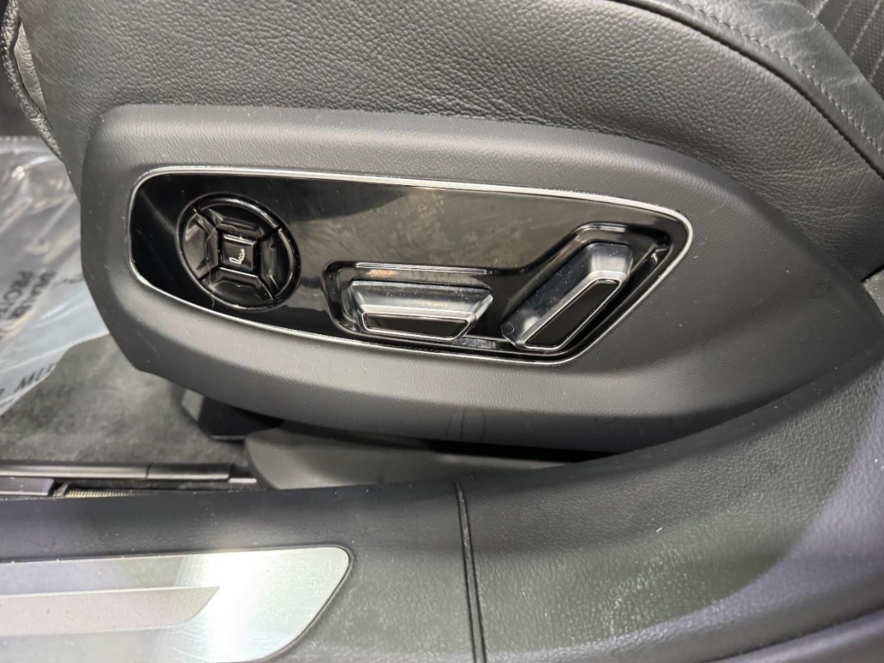 Audi A8 L Vehicle Full-screen Gallery Image 31