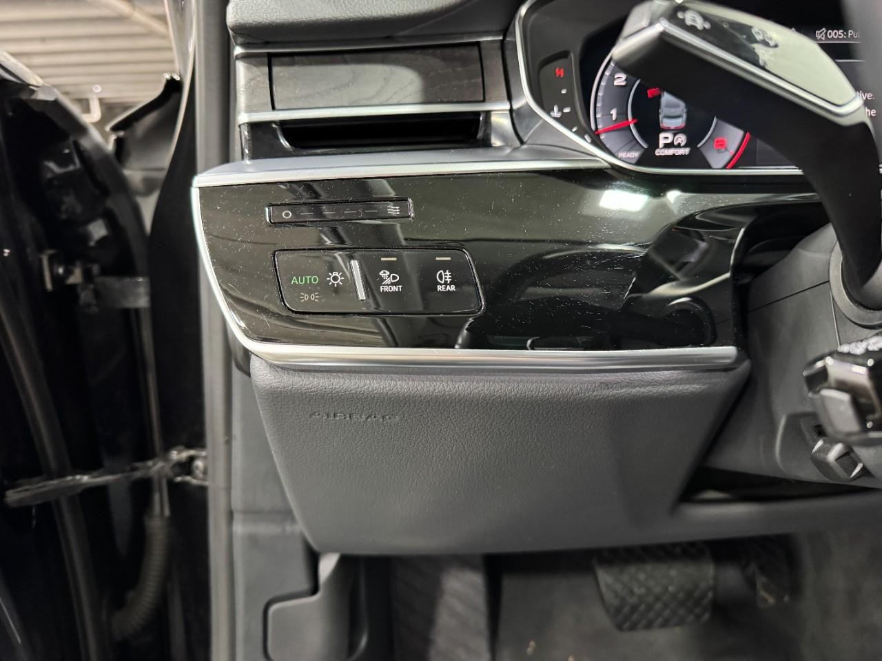 Audi A8 L Vehicle Full-screen Gallery Image 32