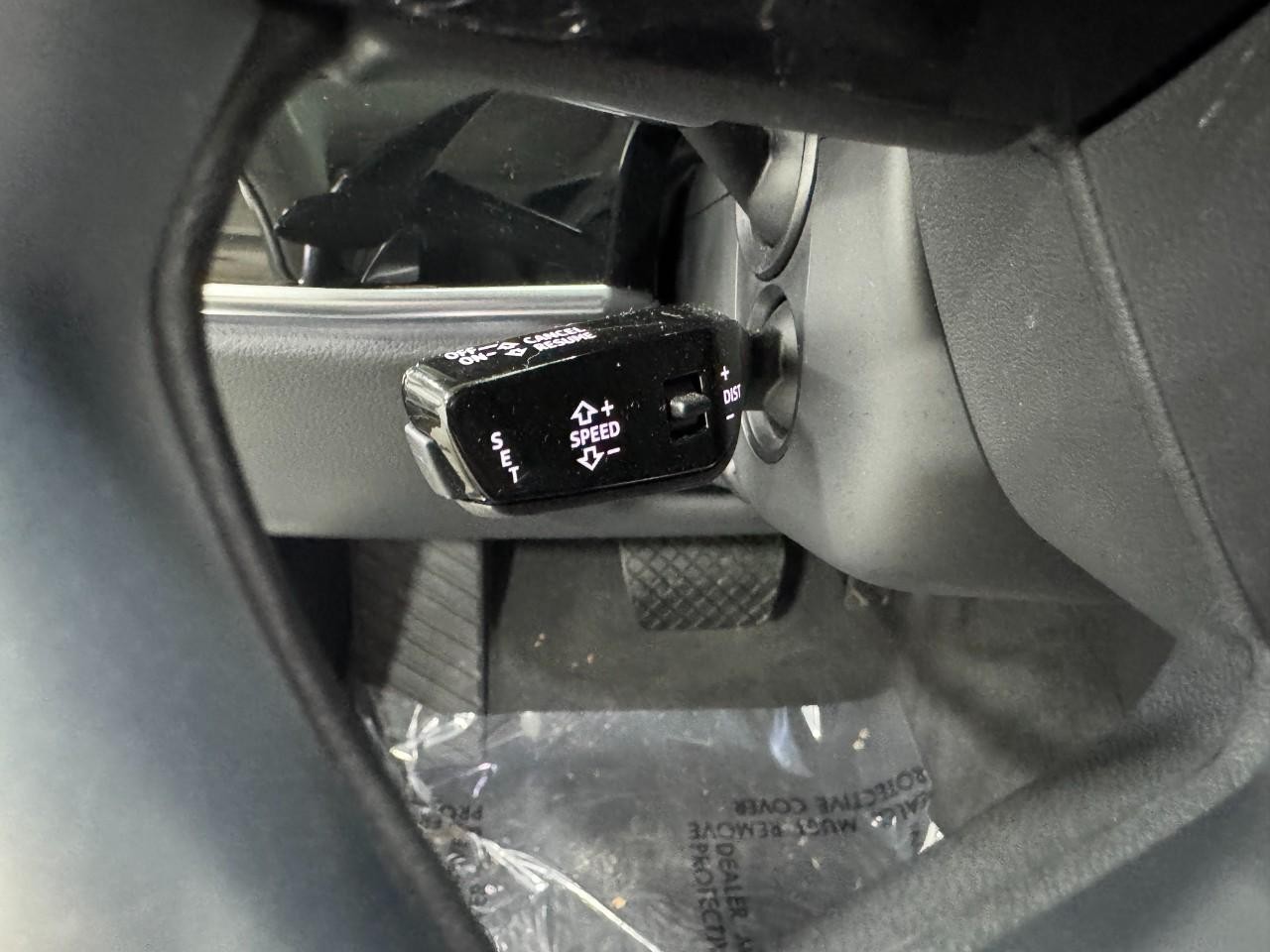 Audi A8 L Vehicle Full-screen Gallery Image 33