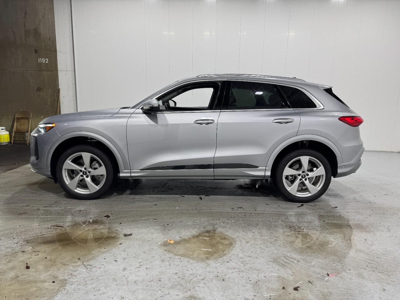 Audi Q5 Vehicle Full-screen Gallery Image 2