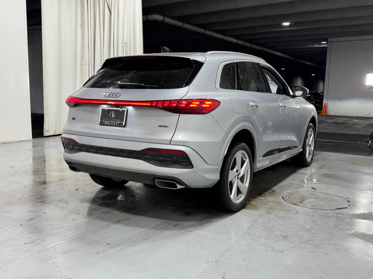 Audi Q5 Vehicle Full-screen Gallery Image 4