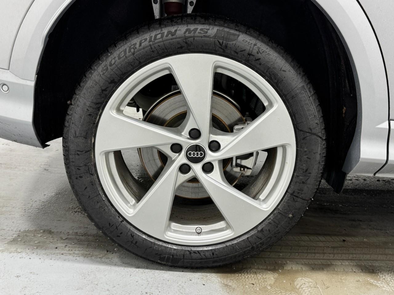 Audi Q5 Vehicle Full-screen Gallery Image 5