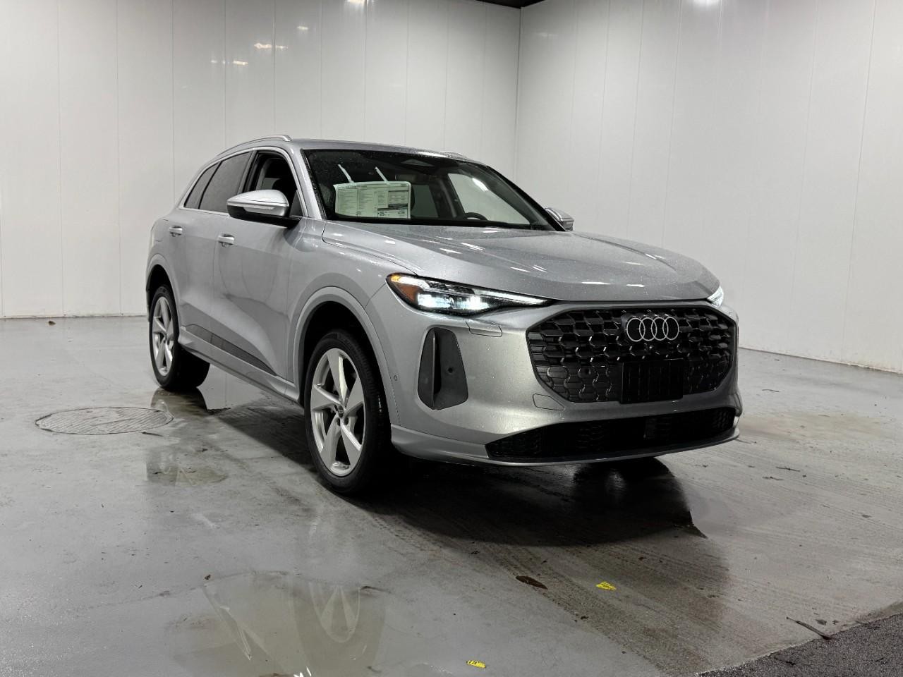 Audi Q5 Vehicle Full-screen Gallery Image 6