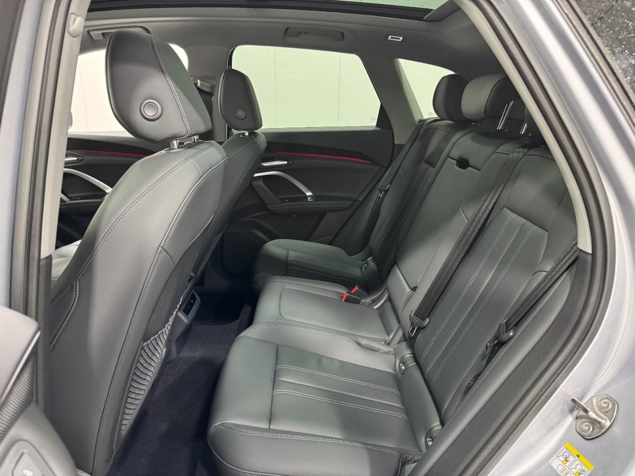 Audi Q5 Vehicle Full-screen Gallery Image 8