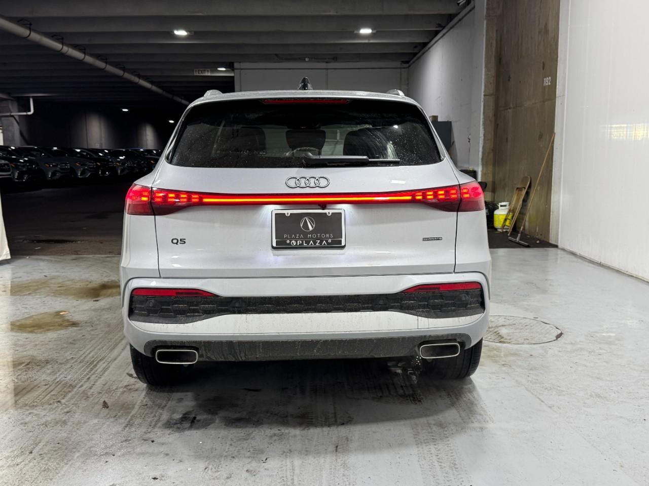 Audi Q5 Vehicle Full-screen Gallery Image 9