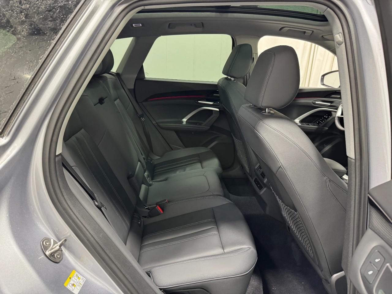 Audi Q5 Vehicle Full-screen Gallery Image 10