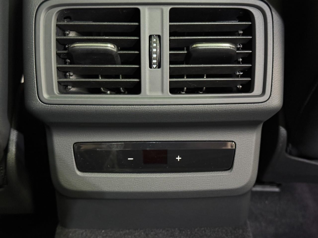 Audi Q5 Vehicle Full-screen Gallery Image 11