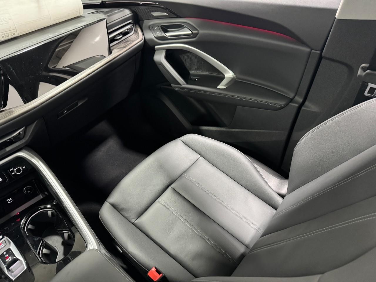 Audi Q5 Vehicle Full-screen Gallery Image 17