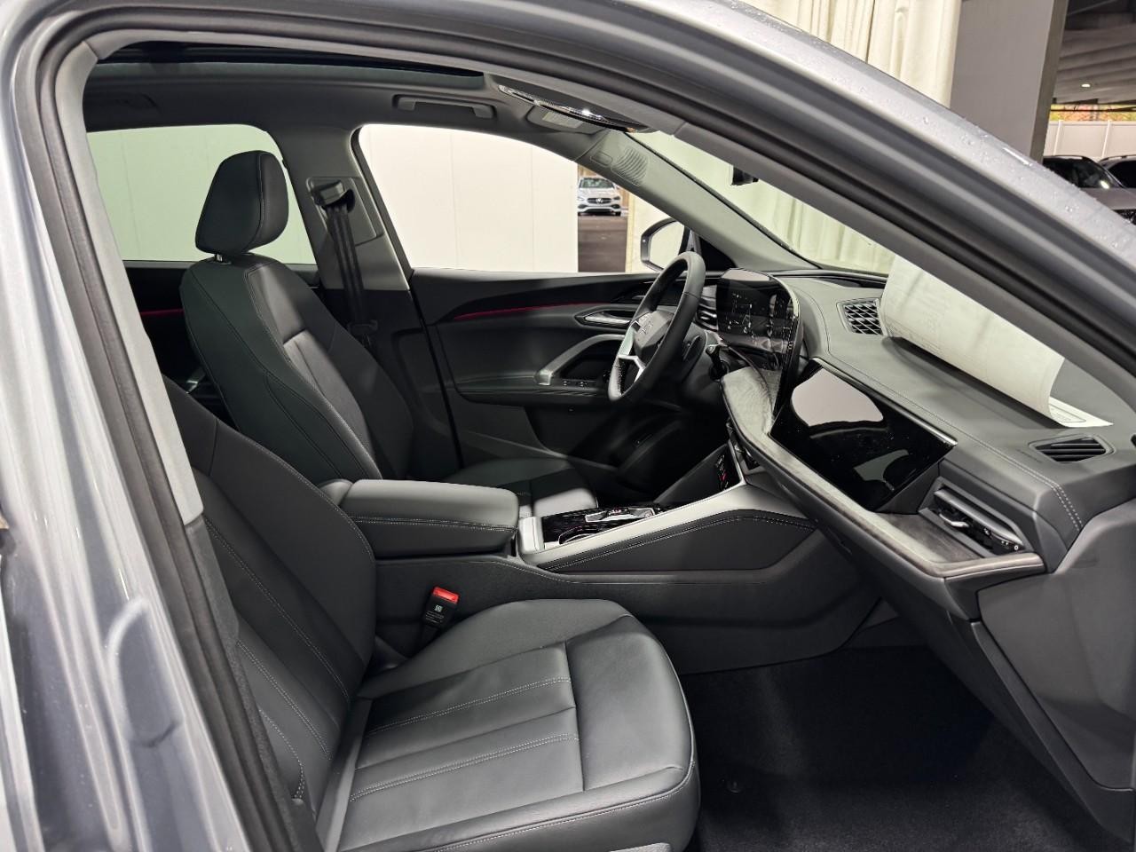 Audi Q5 Vehicle Full-screen Gallery Image 18