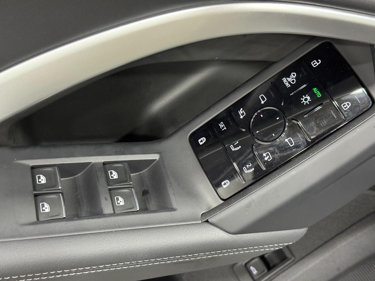 Audi Q5 Vehicle Full-screen Gallery Image 23