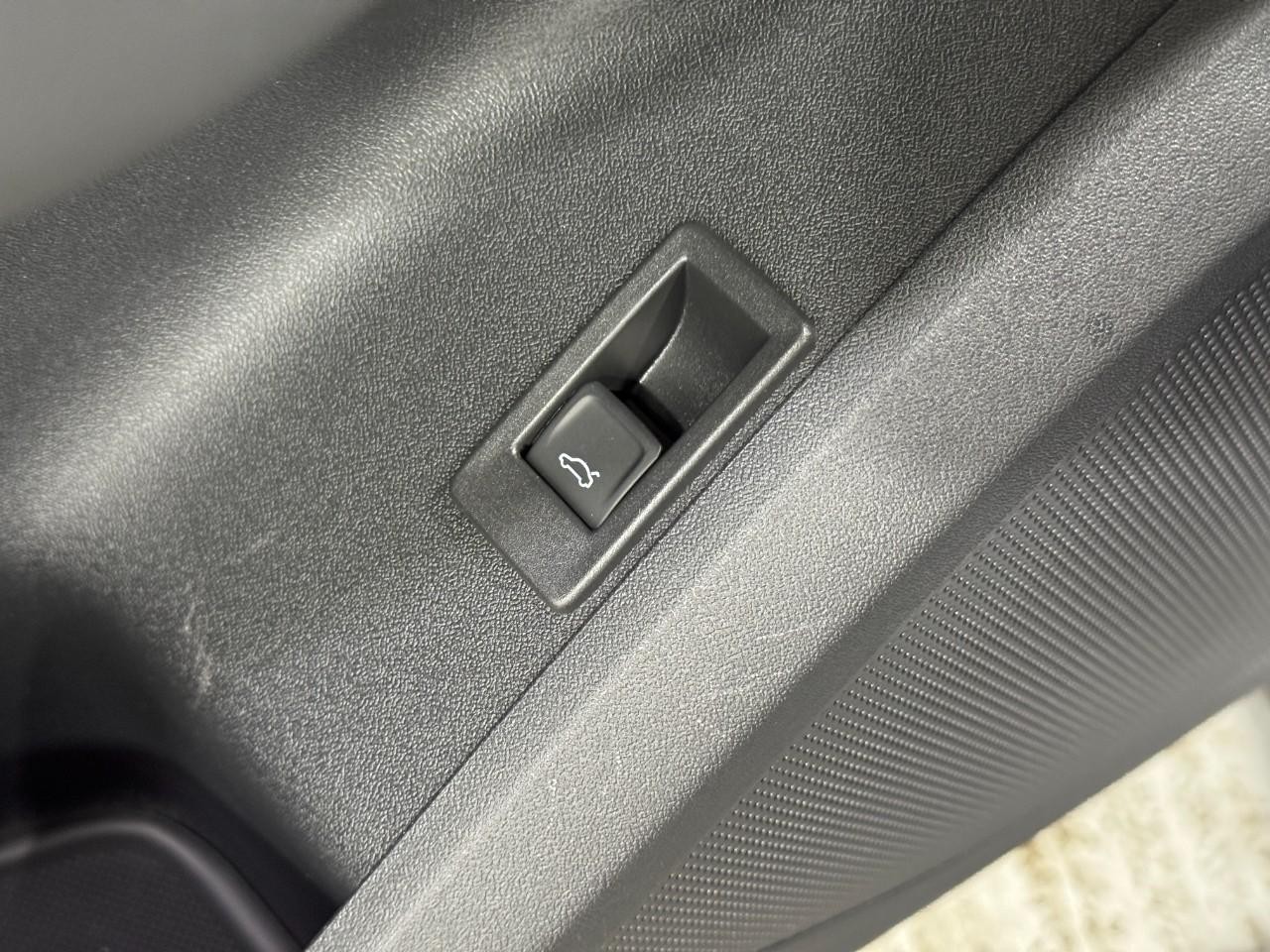 Audi Q5 Vehicle Full-screen Gallery Image 24