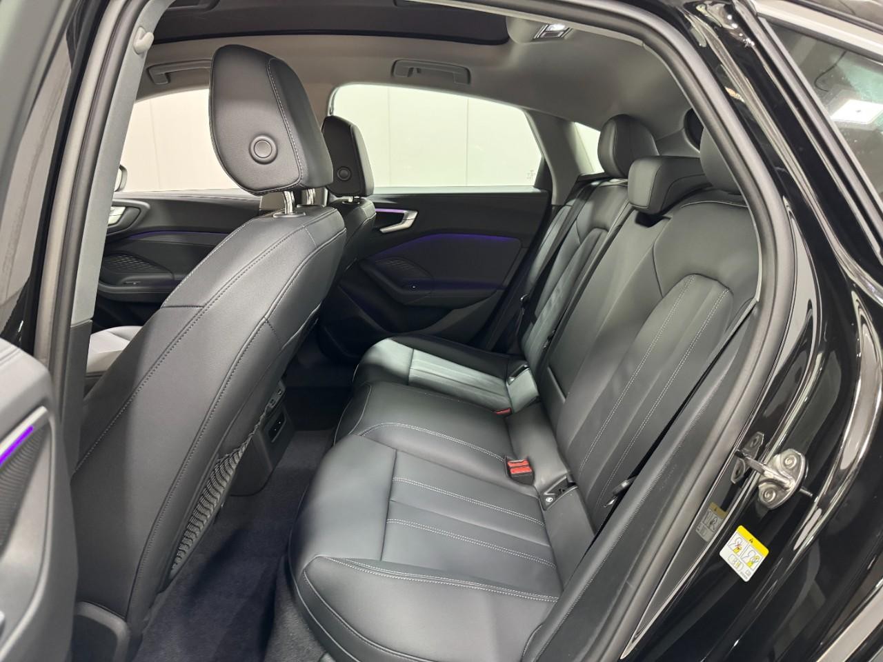 Audi A5 Vehicle Full-screen Gallery Image 8