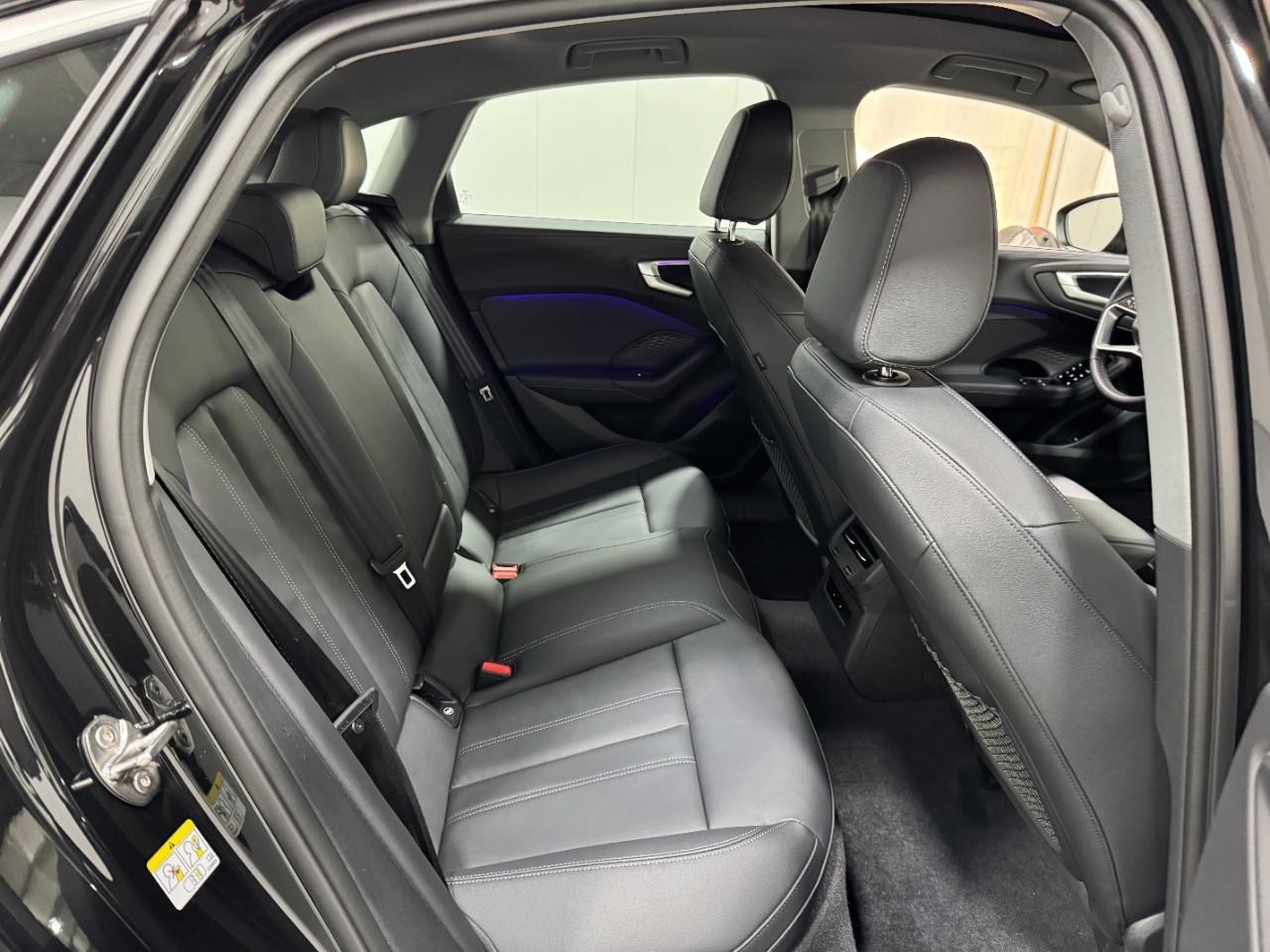 Audi A5 Vehicle Full-screen Gallery Image 10