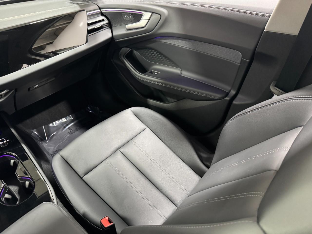 Audi A5 Vehicle Full-screen Gallery Image 16