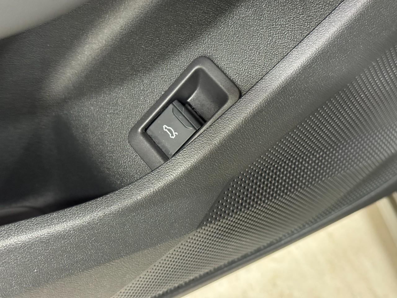 Audi A5 Vehicle Full-screen Gallery Image 23