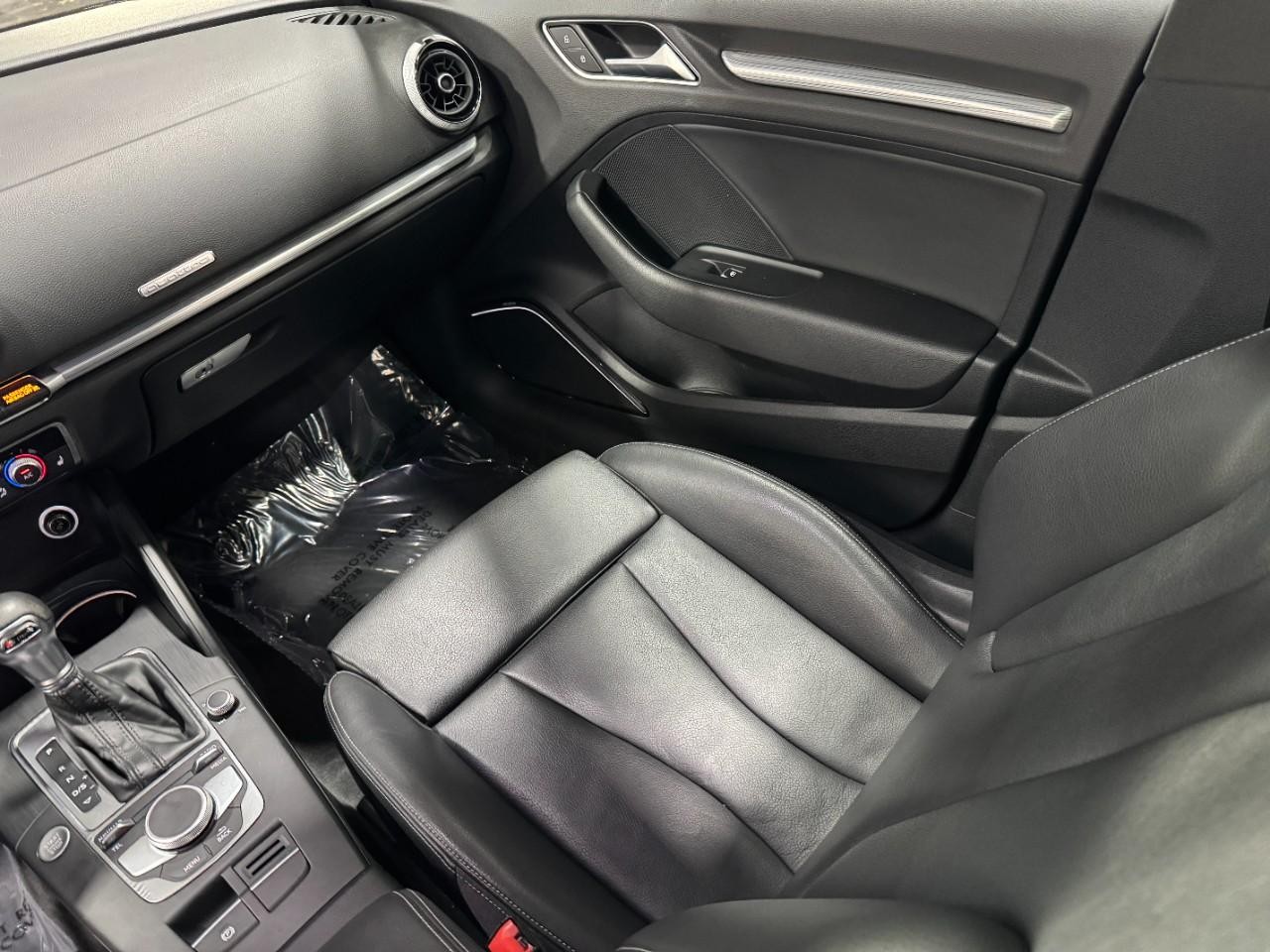 Audi A3 Sedan Vehicle Full-screen Gallery Image 17