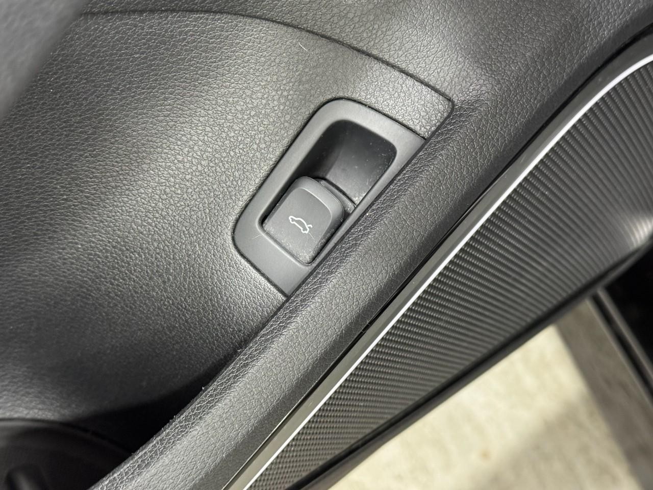 Audi A3 Sedan Vehicle Full-screen Gallery Image 25