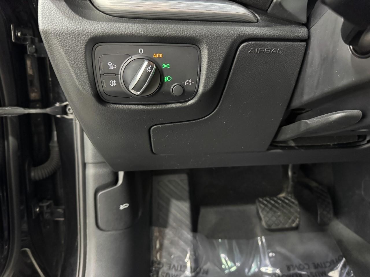 Audi A3 Sedan Vehicle Full-screen Gallery Image 30