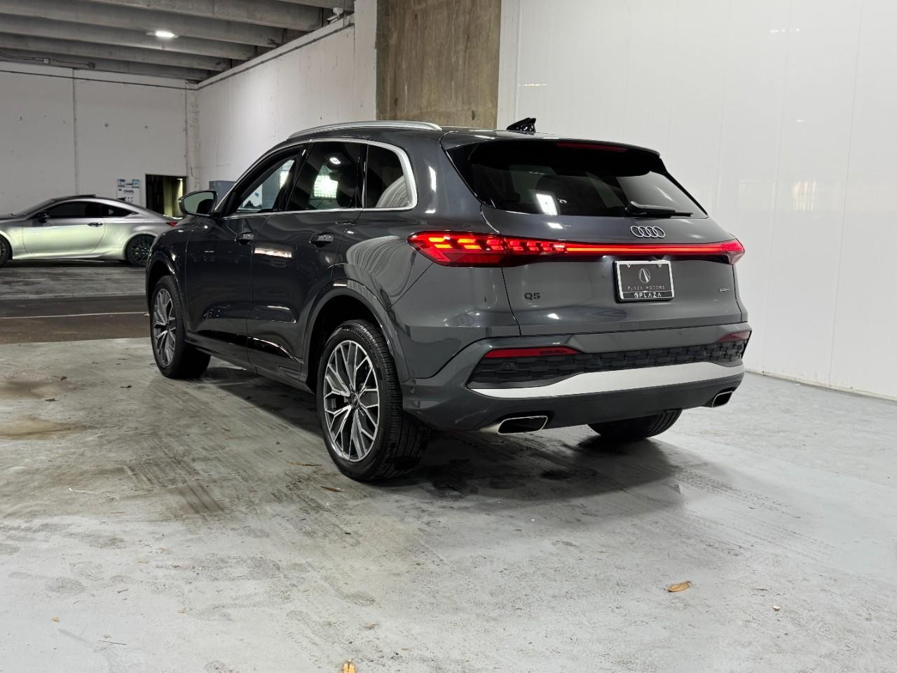 Audi Q5 Vehicle Full-screen Gallery Image 3