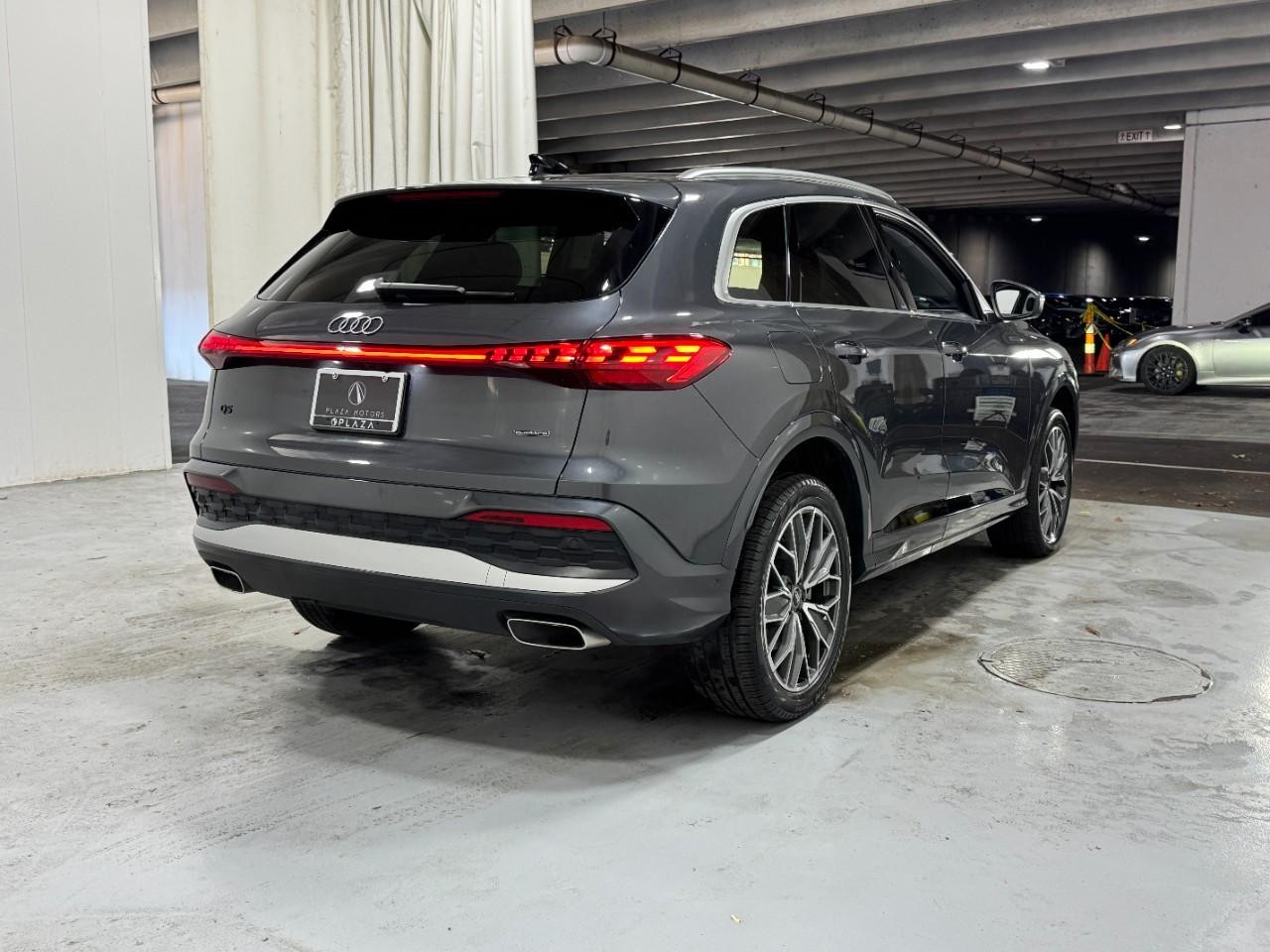 Audi Q5 Vehicle Full-screen Gallery Image 4