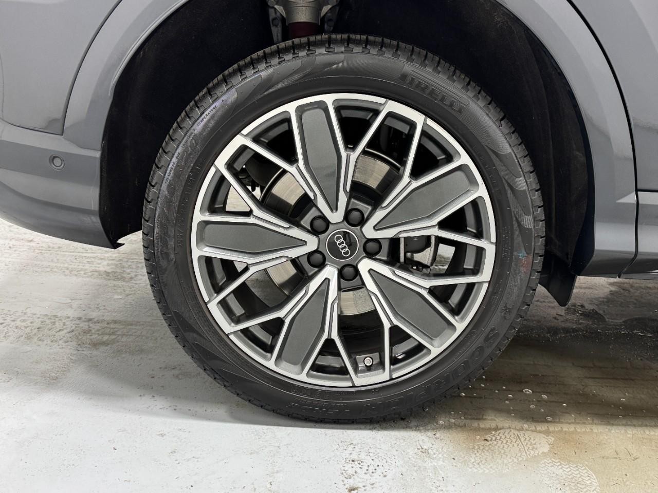 Audi Q5 Vehicle Full-screen Gallery Image 5