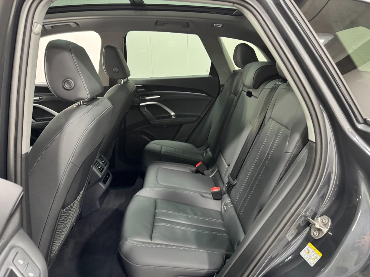 Audi Q5 Vehicle Full-screen Gallery Image 8