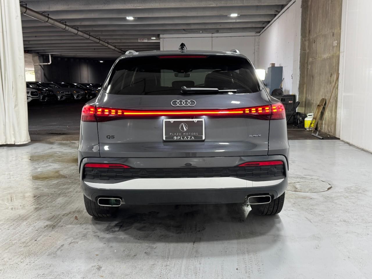 Audi Q5 Vehicle Full-screen Gallery Image 9
