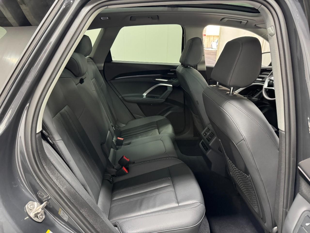 Audi Q5 Vehicle Full-screen Gallery Image 10