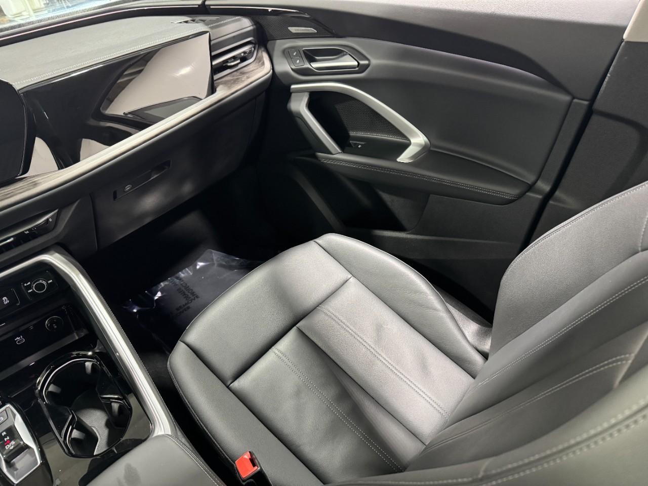 Audi Q5 Vehicle Full-screen Gallery Image 17