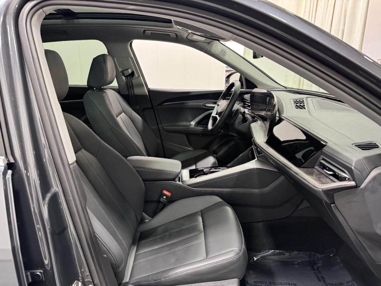 Audi Q5 Vehicle Full-screen Gallery Image 18