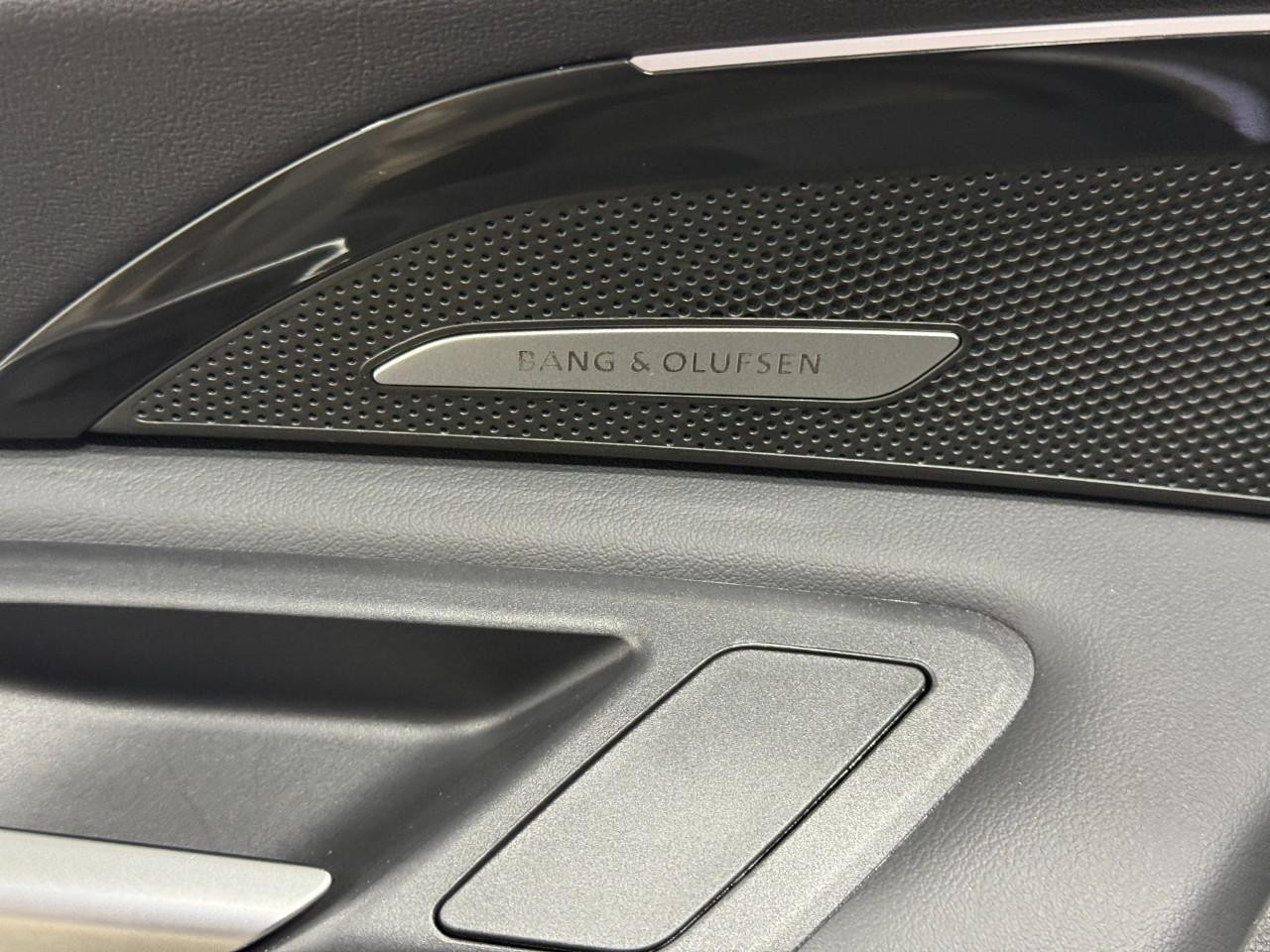 Audi Q5 Vehicle Full-screen Gallery Image 23