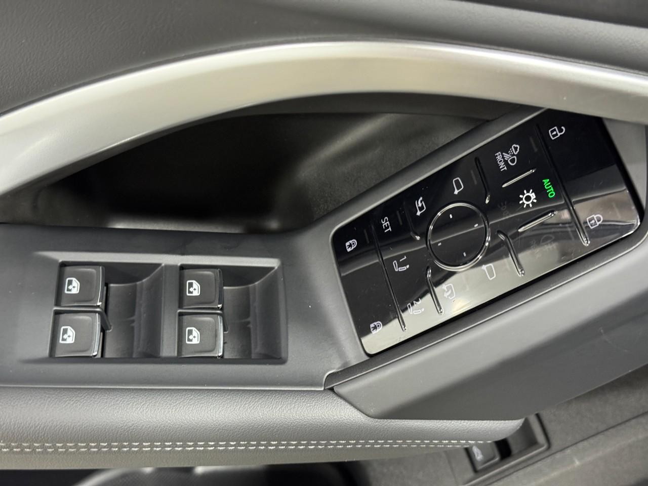 Audi Q5 Vehicle Full-screen Gallery Image 24