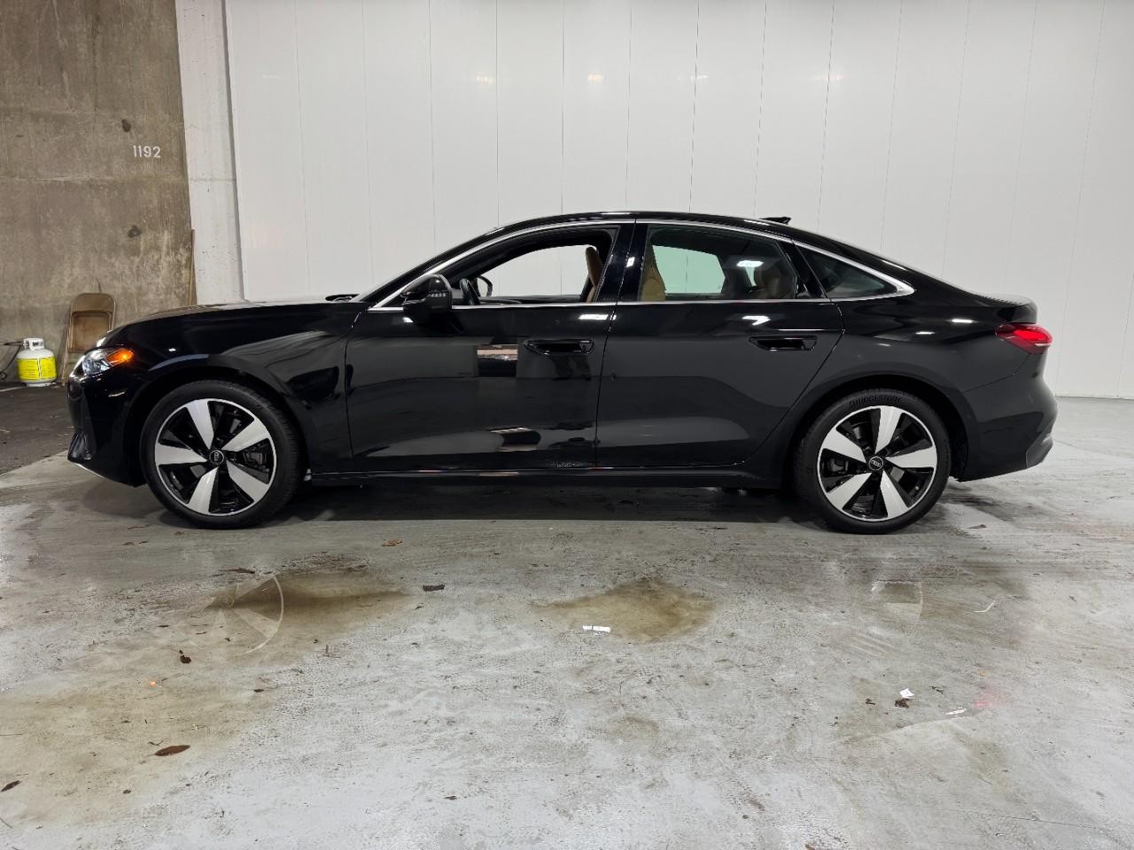 Audi A5 Vehicle Full-screen Gallery Image 2