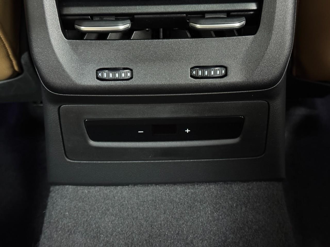 Audi A5 Vehicle Full-screen Gallery Image 11