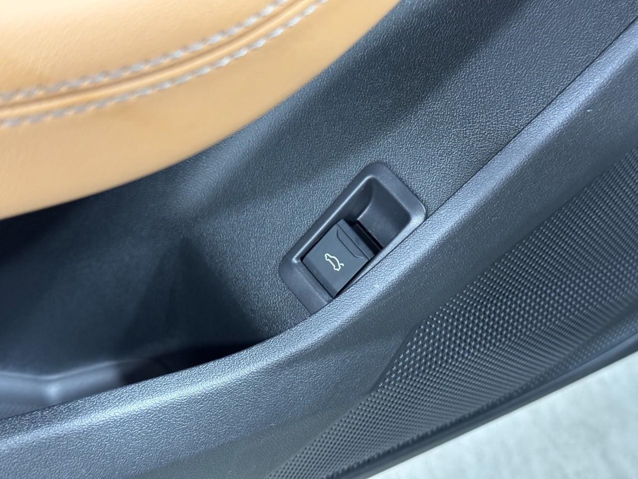 Audi A5 Vehicle Full-screen Gallery Image 25