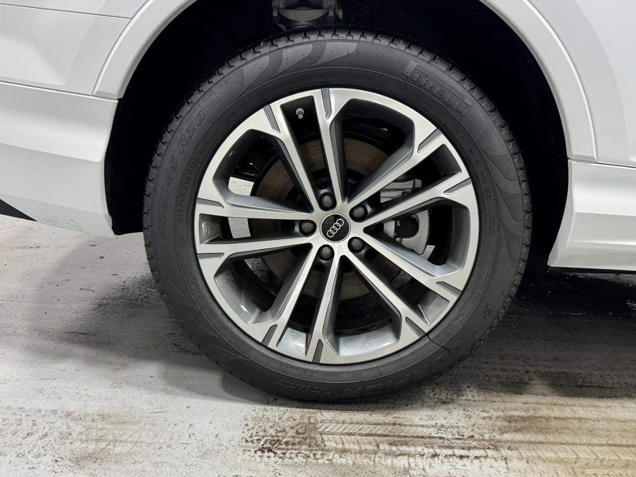 Audi Q7 Vehicle Full-screen Gallery Image 5