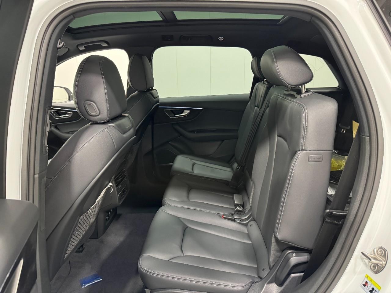 Audi Q7 Vehicle Full-screen Gallery Image 8