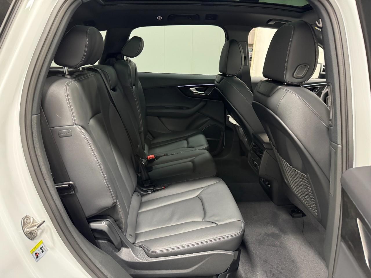 Audi Q7 Vehicle Full-screen Gallery Image 10