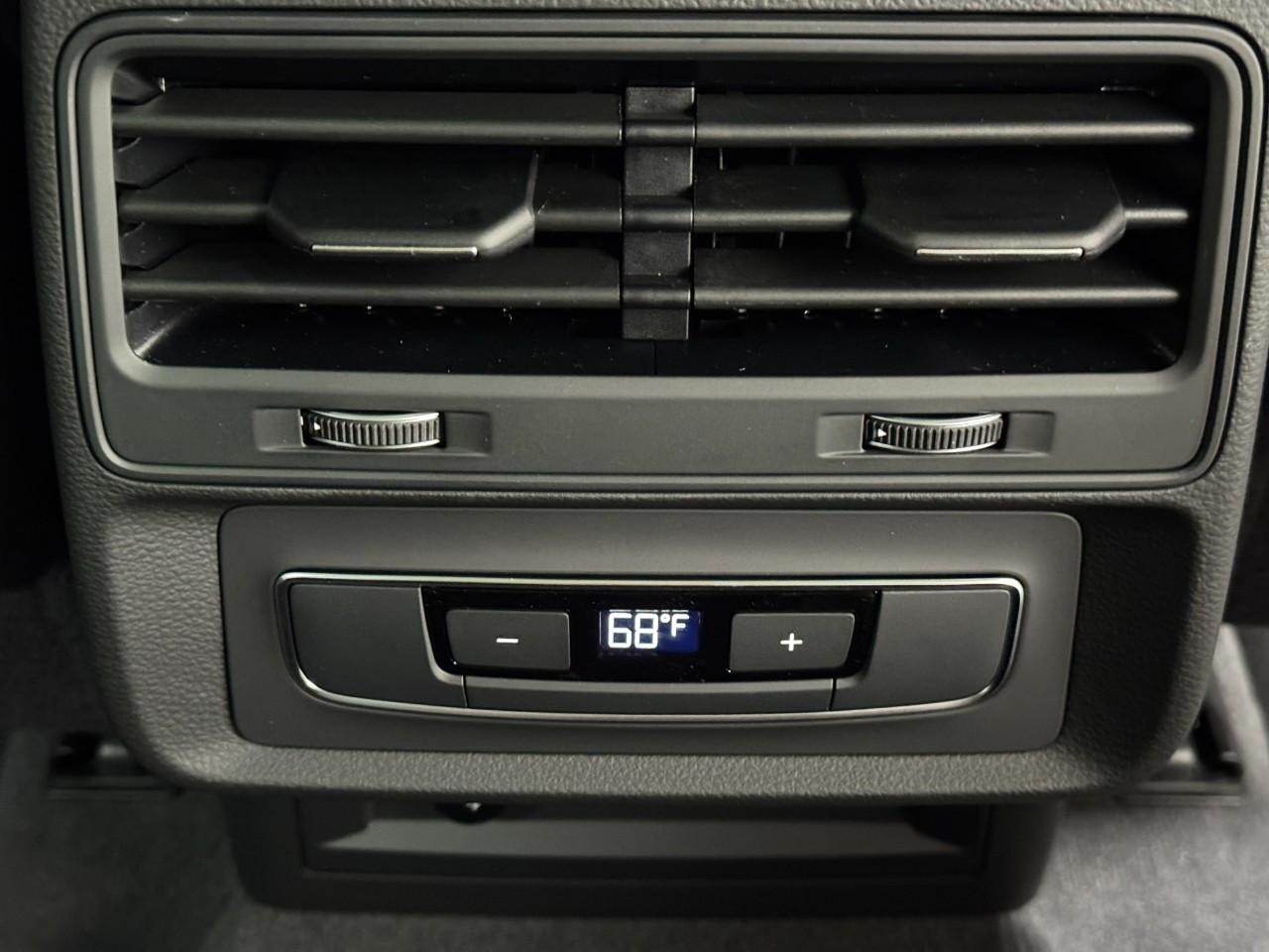 Audi Q7 Vehicle Full-screen Gallery Image 11