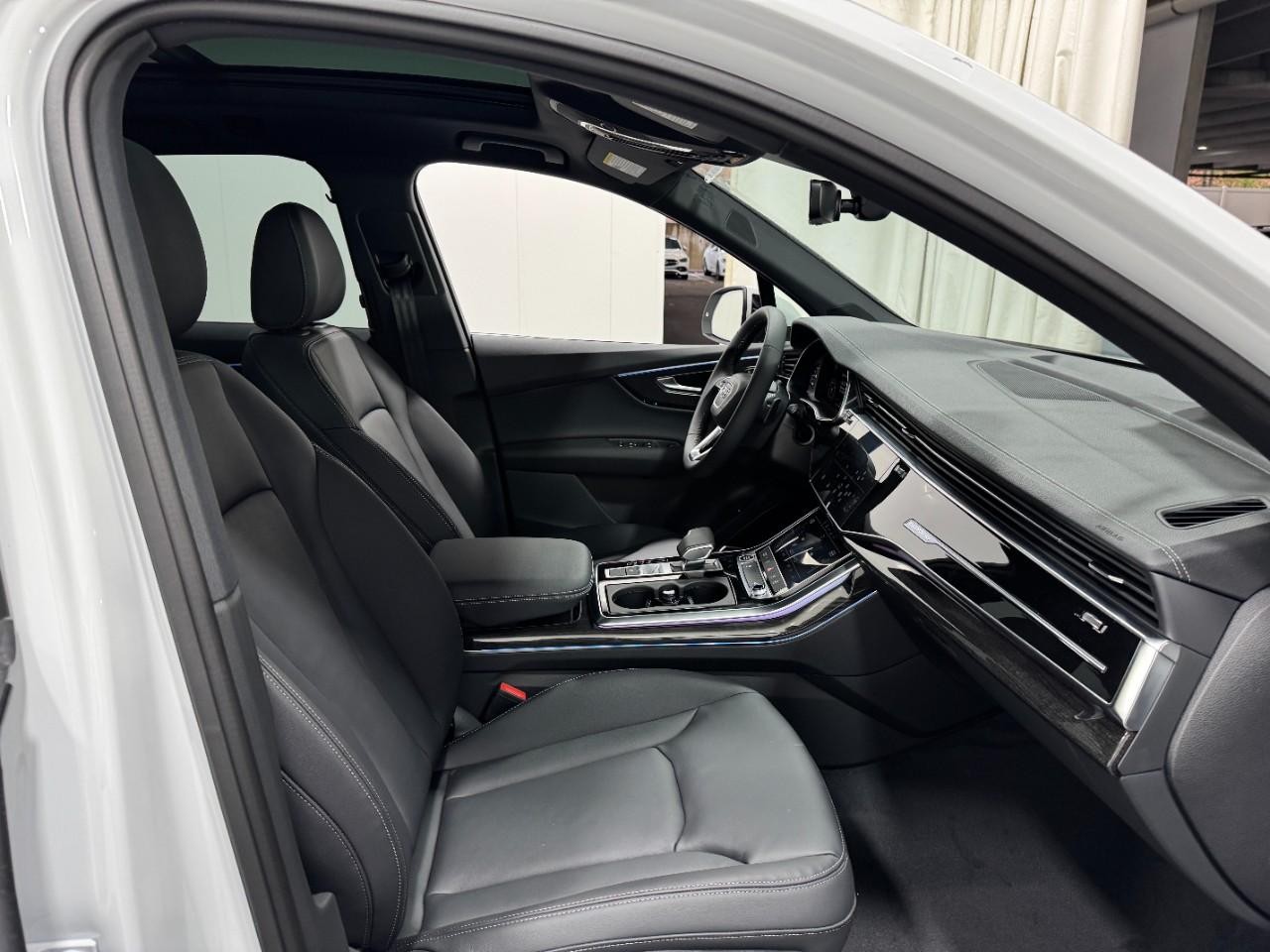 Audi Q7 Vehicle Full-screen Gallery Image 19