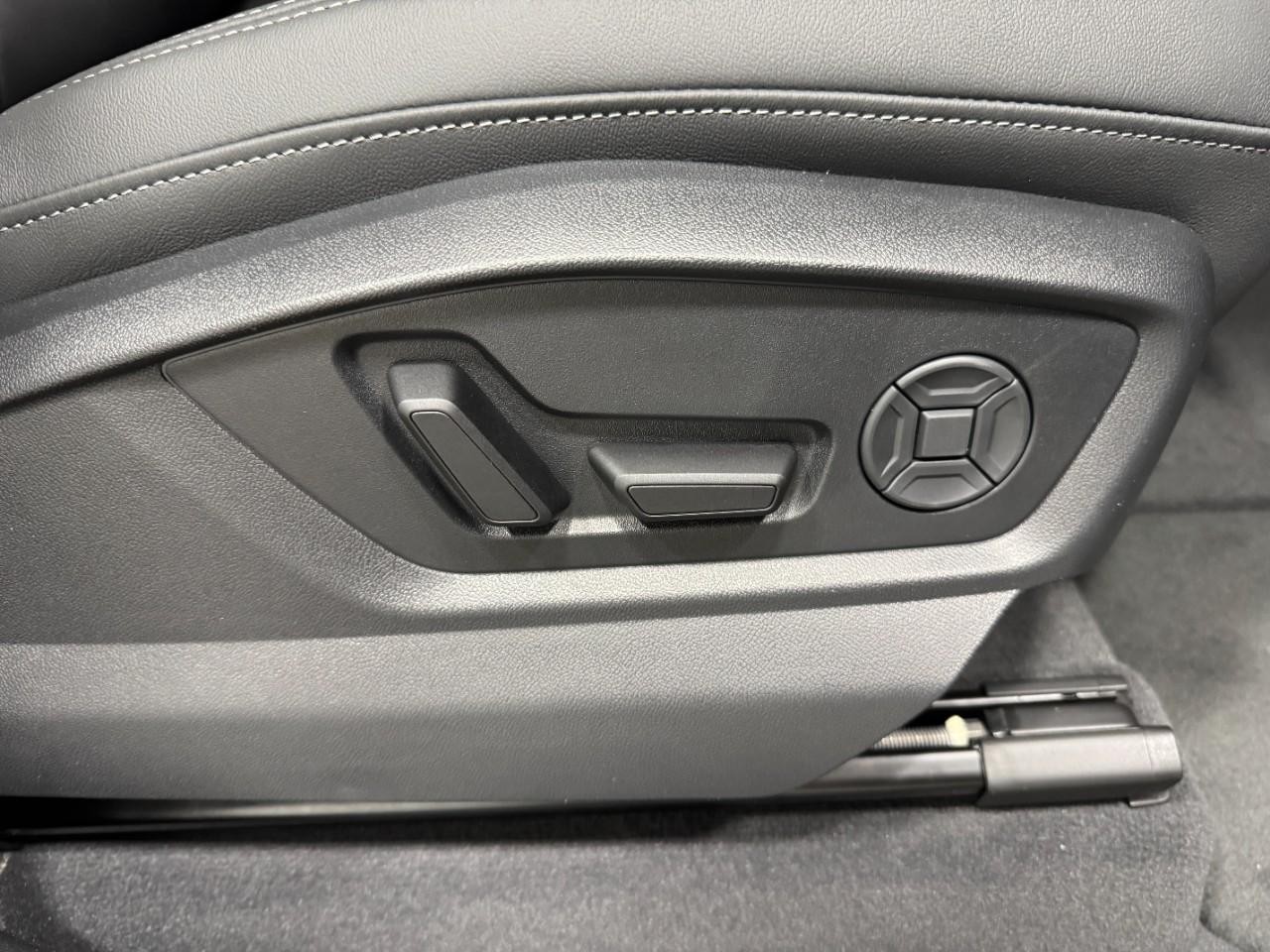 Audi Q7 Vehicle Full-screen Gallery Image 21