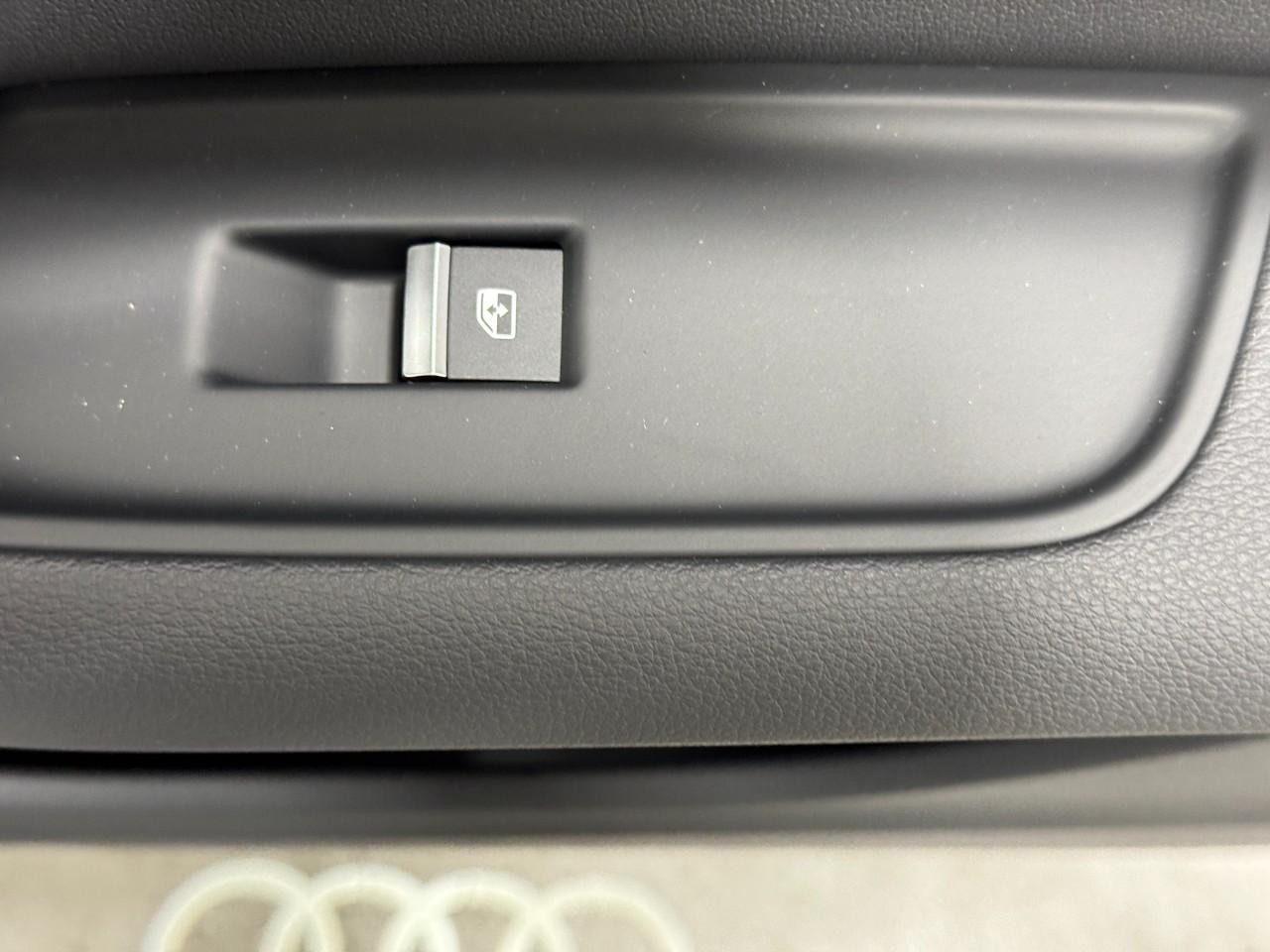 Audi Q7 Vehicle Full-screen Gallery Image 23