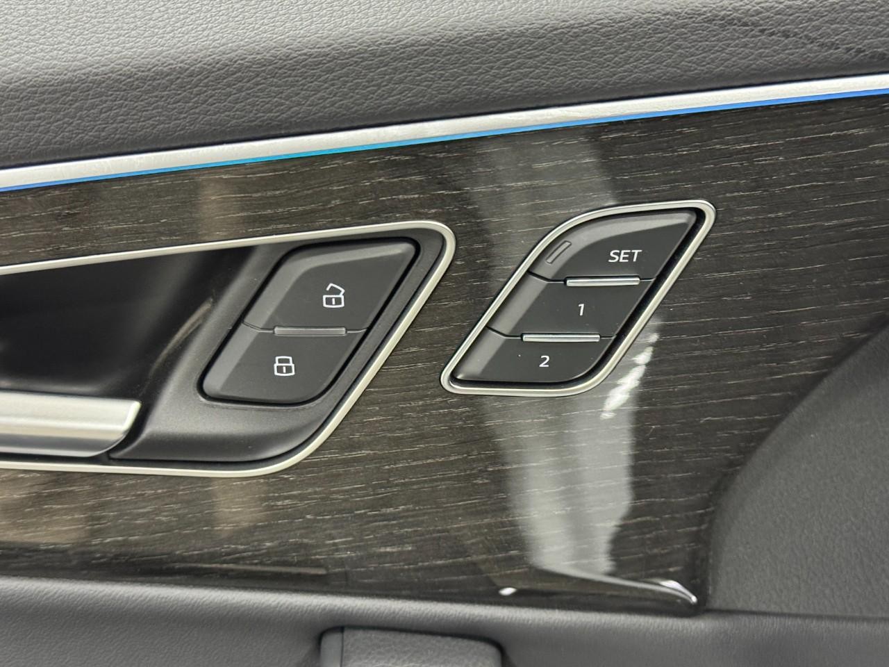 Audi Q7 Vehicle Full-screen Gallery Image 24