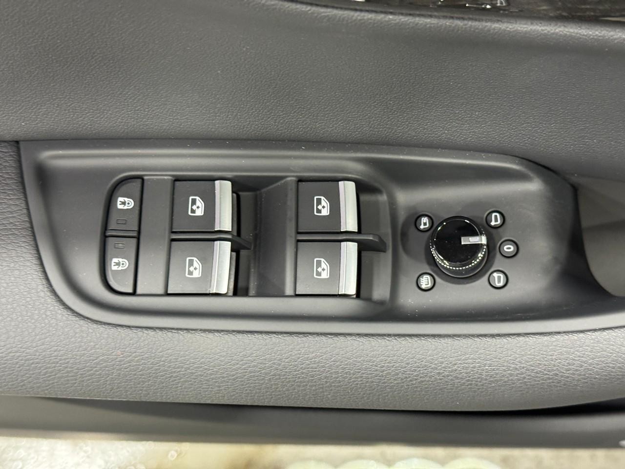 Audi Q7 Vehicle Full-screen Gallery Image 25