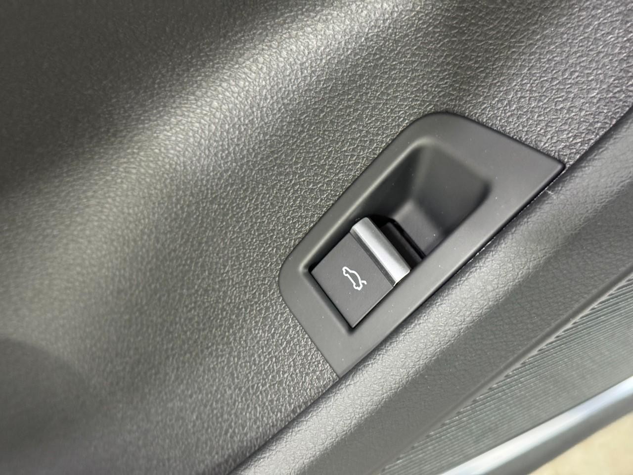 Audi Q7 Vehicle Full-screen Gallery Image 26