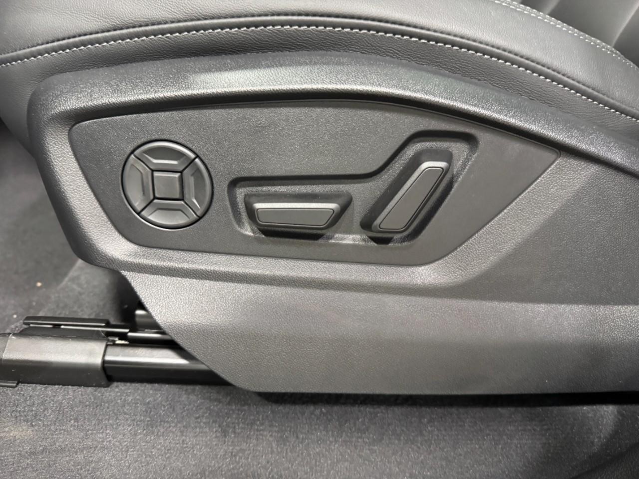 Audi Q7 Vehicle Full-screen Gallery Image 30