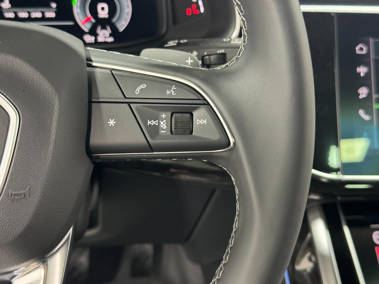 Audi Q7 Vehicle Full-screen Gallery Image 34