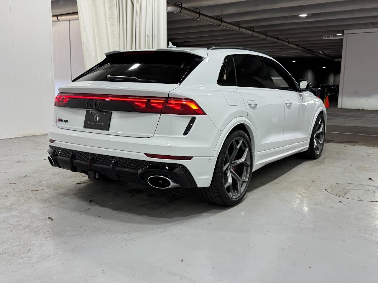Audi RS Q8 Vehicle Full-screen Gallery Image 4