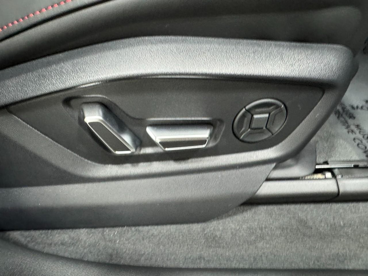 Audi RS Q8 Vehicle Full-screen Gallery Image 21