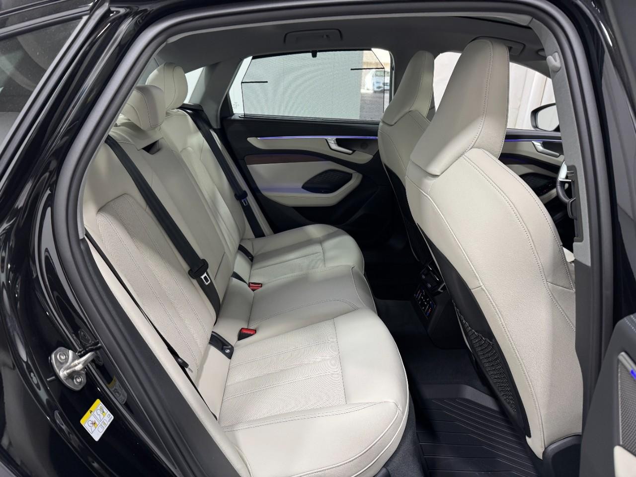 Audi A6 Sedan Vehicle Full-screen Gallery Image 10